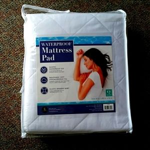 𝅺WATERPROOF Mattress Pad, Queen Size, White, 60 x 80 x 14 inches, New with tags